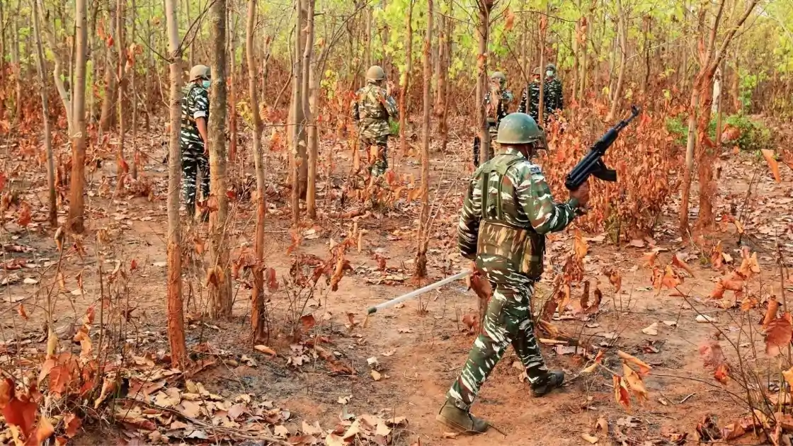 चाईबासा में सुरक्षा बलों की बड़ी कार्रवाई, विस्फोटक और हथियारों का जखीरा बरामद