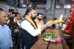 दिल्ली रवाना होने से पहले CM सम्राट मरीन ड्राइव और महावीर मंदिर पहुंचे, अमित शाह से होगी मुलाकात