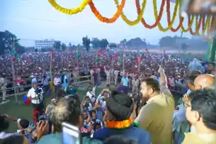 अनंत सिंह के गढ़ में तेजस्वी की हुंकार: महुआ में भाई तेजप्रताप के खिलाफ भी दिखाएंगे दम