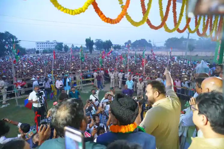 अनंत सिंह के गढ़ में तेजस्वी की हुंकार: महुआ में भाई तेजप्रताप के खिलाफ भी दिखाएंगे दम