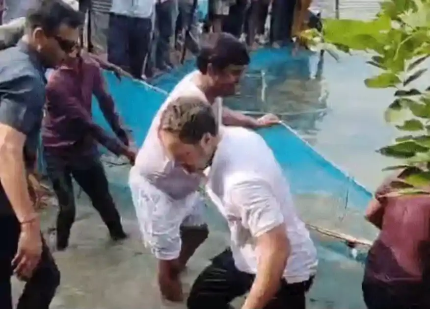  बेगूसराय में राहुल गांधी का देसी अंदाज़: मछली पकड़ी और तालाब में लगाई डुबकी