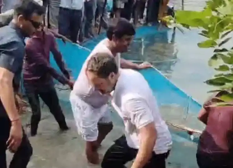  बेगूसराय में राहुल गांधी का देसी अंदाज़: मछली पकड़ी और तालाब में लगाई डुबकी