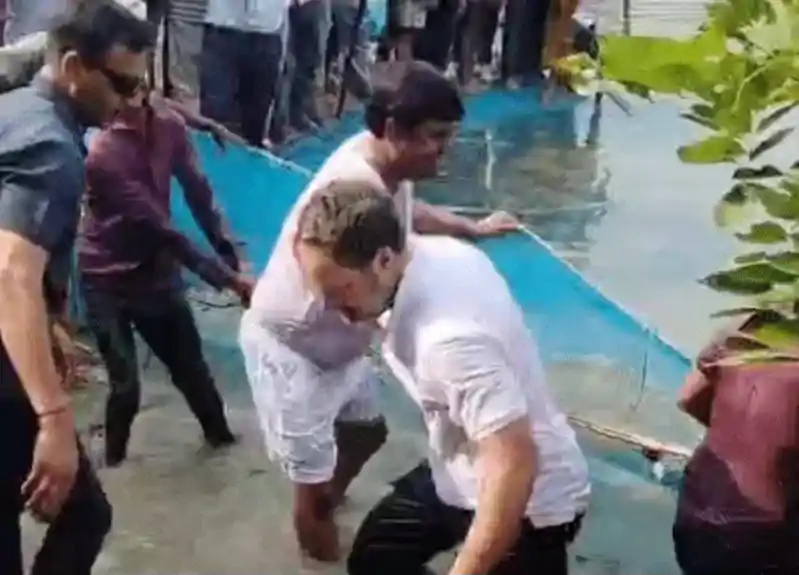 बेगूसराय में राहुल गांधी का देसी अंदाज़: मछली पकड़ी और तालाब में लगाई डुबकी Rahul Gandhi