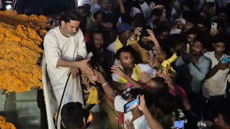 PK का PM मोदी पर निशाना, बोले - बिहार से वोट लेकर गुजरात में फैक्ट्री लगवाते हैं, अब कह रहे सस्ता डेटा दे रहे हैं लेकिन हमें सस्ता डेटा नहीं, मजदूरी करने गया अपना बेटा वापस चाहिए