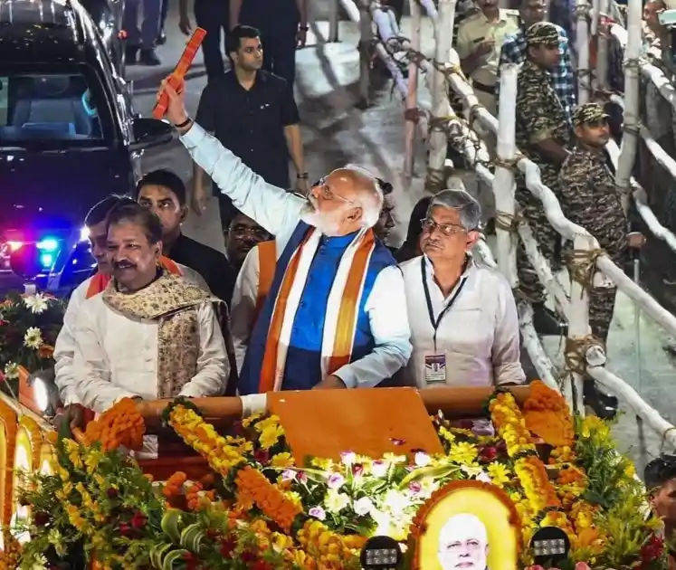 रोड शो के बाद PM ने गुरुद्वारे में मत्था टेका, पटना में बालकनी से लोगों ने उतारी आरती