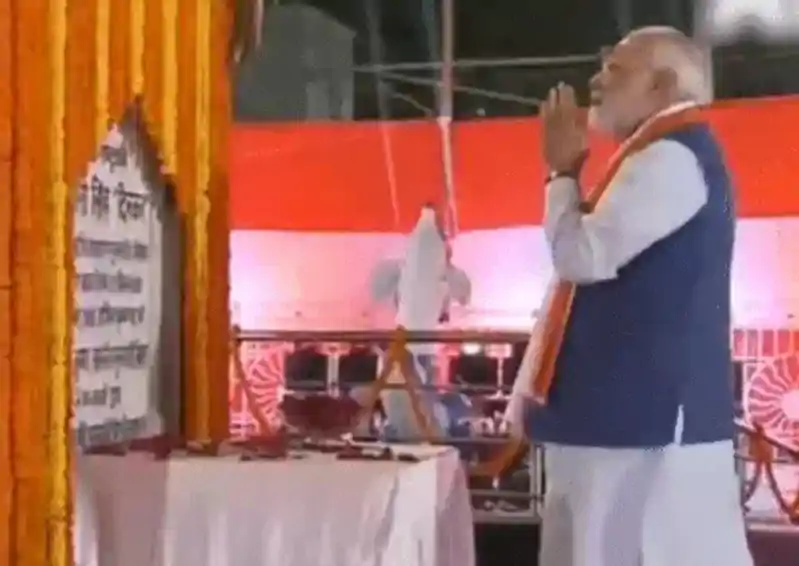 नीतीश के बिना पटना में PM मोदी का रोड शो, घर की बालकनी से लोगों ने उतारी आरती, ललन सिंह साथ PM मोदी