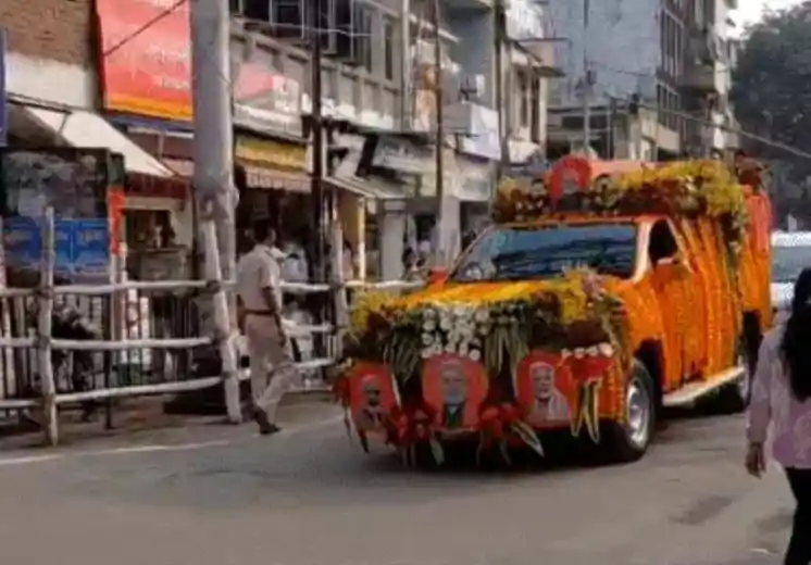 पटना में PM मोदी का भव्य रोड शो: फूलों से सजी गाड़ी में निकले, ललन सिंह साथ