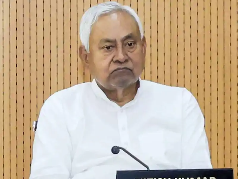 CM नीतीश की सुरक्षा में बड़ी चूक ! पास पहुंचा संदिग्ध युवक, अचंभित रह गए मुख्यमंत्री नीतीश कुमार