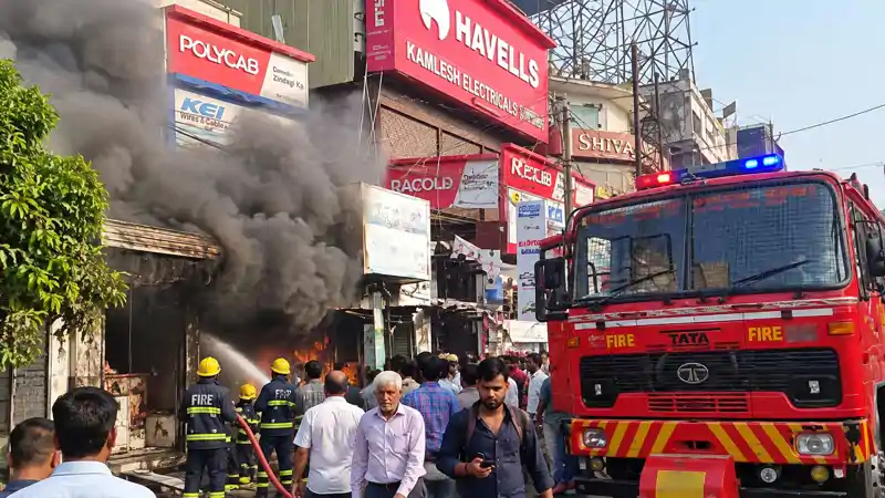 पटना जंक्शन के नजदीक चांदनी मार्केट में लगी भीषण आग, दमकल की कई गाड़ियां पहुंची