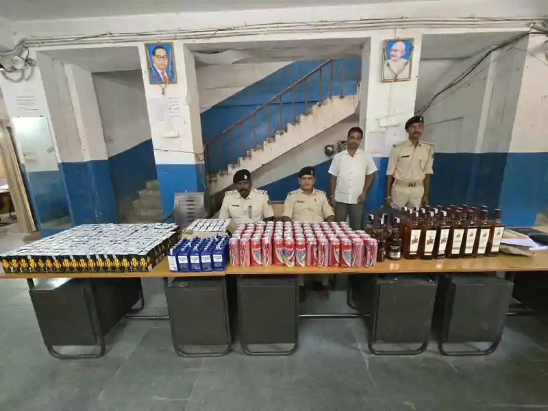 धनडीहा में छापेमारी, सैकड़ों लीटर अंग्रेजी शराब बरामद, कारोबारी गिरफ्तार