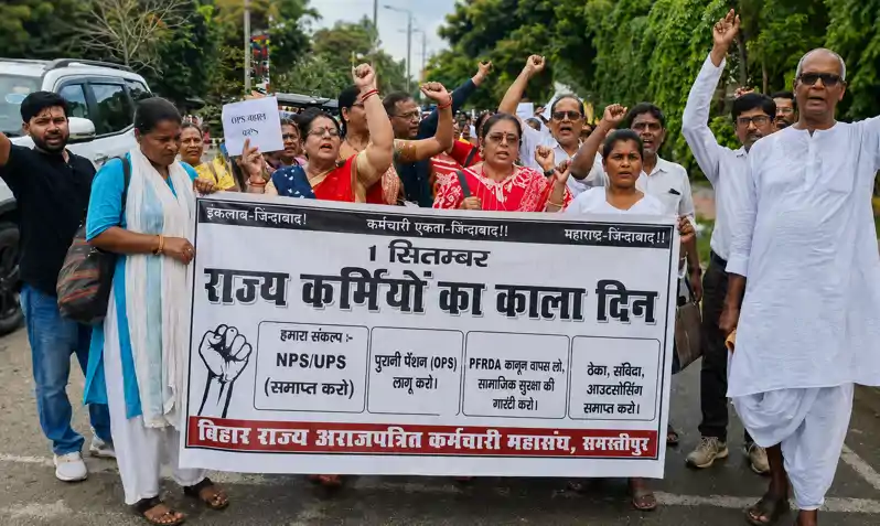 नई पेंशन के खिलाफ कर्मचारियों का हुंकार, मनाया काला दिवस नई पेंशन के खिलाफ कर्मचारियों का हुंकार, मनाया काला दिवस