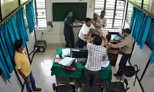 अंचल कार्यालय में चले लात घूंसे, मारपीट का सीसीटीवी फुटेज हुआ वायरल, जांच का आदेश