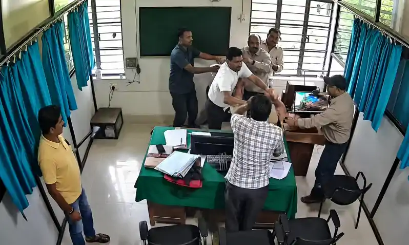 अंचल कार्यालय में चले लात घूंसे, मारपीट का सीसीटीवी फुटेज हुआ वायरल, जांच का आदेश