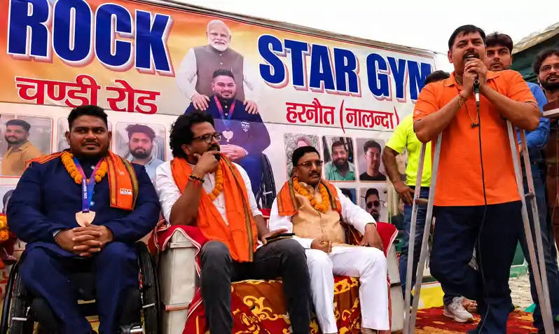 कभी सब्जी बेचकर चलाते थे घर, आज पूरी दुनिया में देश का नाम किया रौशन कभी सब्जी बेचकर चलाते थे घर, आज पूरी दुनिया में देश का नाम किया रौशन