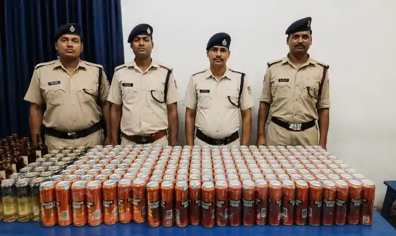 ट्रेन से 130 लीटर शराब और बीयर बरामद, विभाग कर रहा आगे की कार्रवाई ट्रेन से 130 लीटर शराब और बीयर बरामद, विभाग कर रहा आगे की कार्रवाई