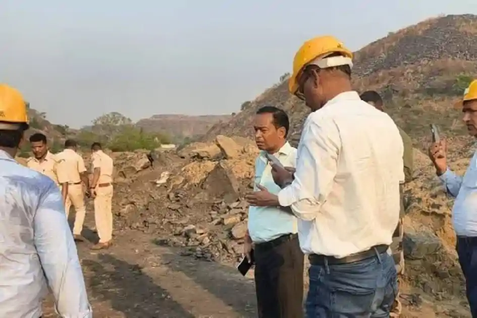 धनबाद : भू-धंसान के बाद अवैध खनन पर बड़ा एक्शन, SDM के निर्देश पर ताबड़तोड़ छापेमारी
