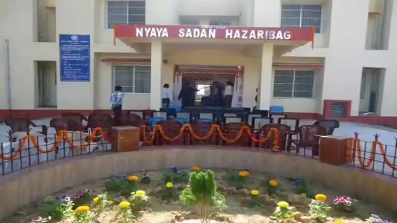 फर्जी एफआईआर मामले में अफसरों ने किया सरेंडर, कोर्ट से मिली जमानत फर्जी एफआईआर मामले में अफसरों ने किया सरेंडर, कोर्ट से मिली जमानत