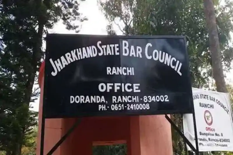 बार काउंसिल चुनाव में सस्पेंस बरकरार, अंतिम चार केंद्रों की गिनती से बदल सकता है समीकरण बार काउंसिल चुनाव में सस्पेंस बरकरार, अंतिम चार केंद्रों की गिनती से बदल सकता है समीकरण
