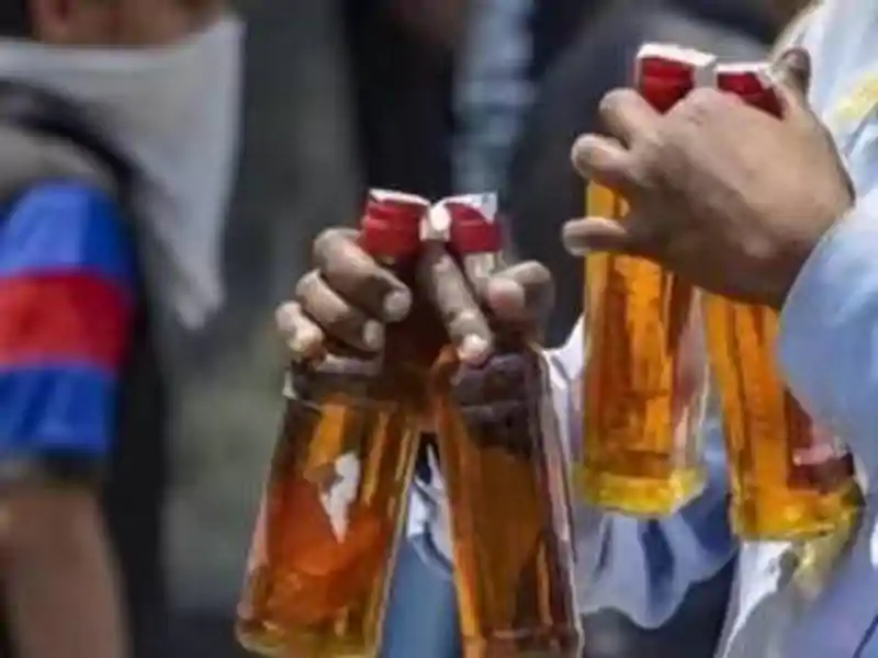 पूर्वी चंपारण में जहरीली शराब पीने से 4 की मौत, तस्कर परिवार गिरफ्तार पूर्वी चंपारण में जहरीली शराब पीने से 4 की मौत, तस्कर परिवार गिरफ्तार