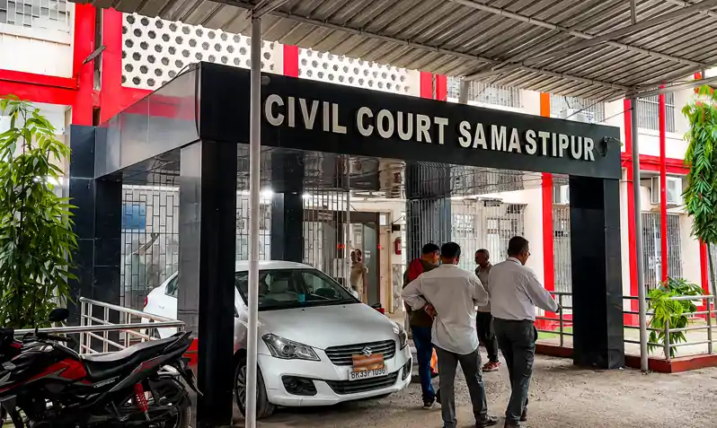 कोर्ट में खुली हथकड़ी और उड़नछू हो गया कैदी, पुलिस की नाक के नीचे से हुआ फरार कोर्ट में खुली हथकड़ी और उड़नछू हो गया कैदी, पुलिस की नाक के नीचे से हुआ फरार