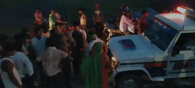 छेड़खानी के आरोप में दो मनचलों की जमकर पिटाई, किया पुलिस के हवाले छेड़खानी के आरोप में दो मनचलों की जमकर पिटाई, किया पुलिस के हवाले