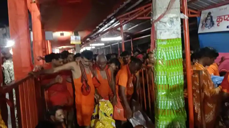 भक्तिमय हुई बाबा नगरी! पहली सोमवारी पर जलार्पण के लिए रात से कतार में खड़े रहे लाखों शिवभक्त