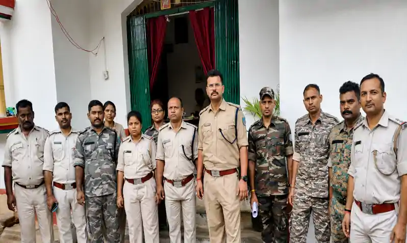JPSC परीक्षा गड़बड़ी मामला: CID की बड़ी कार्रवाई, दो शिक्षकों के ठिकानों पर छापेमारी JPSC परीक्षा गड़बड़ी मामला: CID की बड़ी कार्रवाई, दो शिक्षकों के ठिकानों पर छापेमारी
