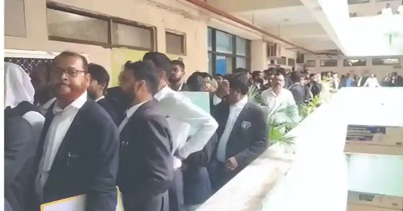कोतवाली थाने के नोटिस पर भड़के अधिवक्ता, प्रशासन के खिलाफ खोला मोर्चा कोतवाली थाने के नोटिस पर भड़के अधिवक्ता, प्रशासन के खिलाफ खोला मोर्चा