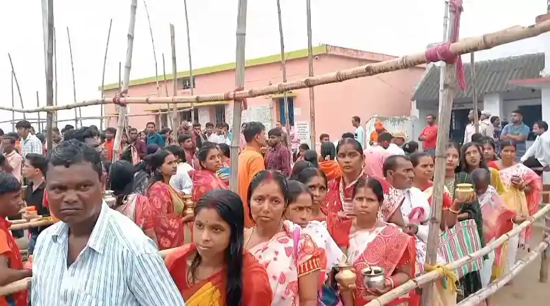 तीसरी सोमवारी पर बाबा देवलेश्वर धाम में उमड़ी रिकॉर्ड भीड़, शिवभक्ति में डूबे श्रद्धालु तीसरी सोमवारी पर बाबा देवलेश्वर धाम में उमड़ी रिकॉर्ड भीड़, शिवभक्ति में डूबे श्रद्धालु