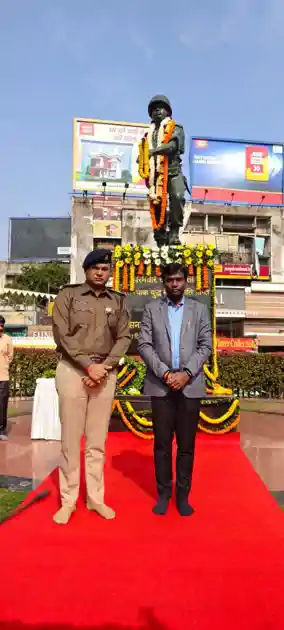 परमवीर चक्र विजेता लांस नायक अल्बर्ट एक्का की पुण्यतिथि पर उपायुक्त एवं पुलिस अधीक्षक ने अर्पित की श्रद्धांजलि