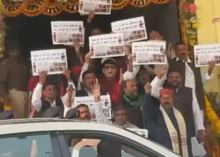 लॉ-एंड-ऑर्डर पर RJD का विधानसभा पोर्टिको में प्रदर्शन, भाई वीरेंद्र का आरोप- केंद्र बिहार के साथ कर रहा सौतेला व्यवहार