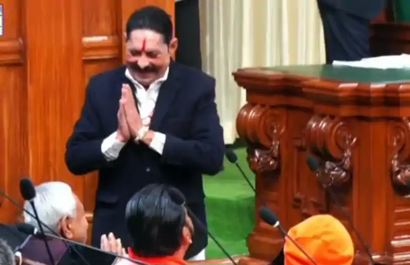 विधानसभा पहुंचे अनंत सिंह, शपथ के बाद सीएम नीतीश का पैर छूकर लिया आशीर्वाद; बोले—न्यायपालिका पर पूरा भरोसा शपथ लेने पहुंचे अनंत सिंह