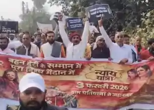 NEET छात्रा मौत मामला: बहन बेटियों के सम्मान में पूरा बिहार मैदान में.. पोस्टर लेकर सड़क पर उतरे लोग 