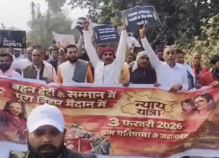 NEET छात्रा मौत मामला: बहन बेटियों के सम्मान में पूरा बिहार मैदान में.. पोस्टर लेकर सड़क पर उतरे लोग 