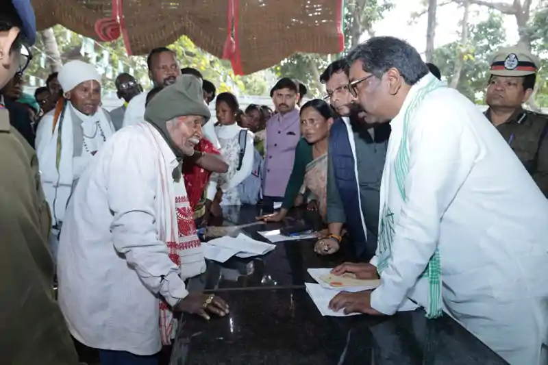 दुमका : खिजुरिया आवास पर CM हेमंत ने जनता से किया सीधा संवाद, अफसरों को दिये त्वरित कार्रवाई के आदेश दुमका : खिजुरिया आवास पर CM हेमंत ने जनता से किया सीधा संवाद, अफसरों को दिये त्वरित कार्रवाई के आदेश