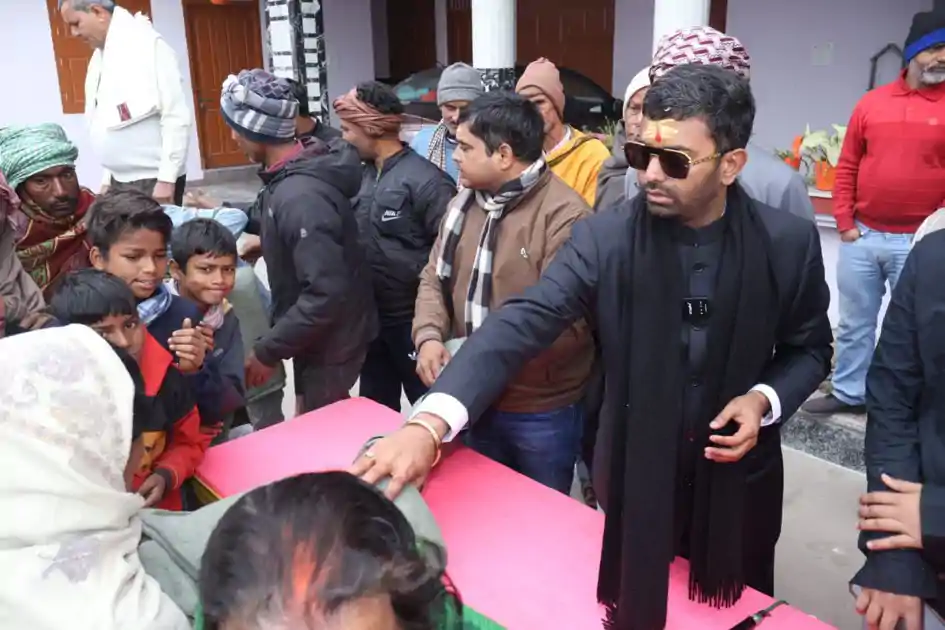 कपकपाती ठंड में मानवता की मिसाल: युवा चेतना सुप्रीमो रोहित सिंह ने जरूरतमंदों के बीच बांटे कंबल और ब्लोअर