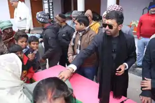 कपकपाती ठंड में मानवता की मिसाल: युवा चेतना सुप्रीमो रोहित सिंह ने जरूरतमंदों के बीच बांटे कंबल और ब्लोअर