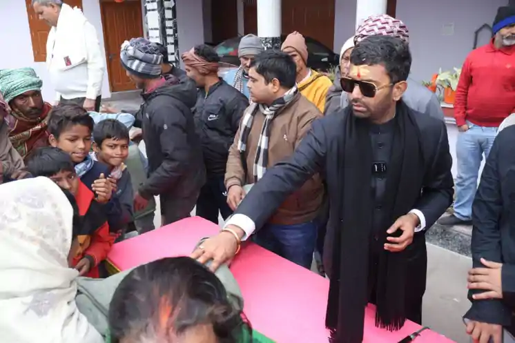 कपकपाती ठंड में मानवता की मिसाल: युवा चेतना सुप्रीमो रोहित सिंह ने जरूरतमंदों के बीच बांटे कंबल और ब्लोअर