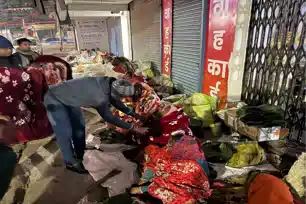 कड़ाके की ठंड में खुद सड़कों पर उतरे DC मंजूनाथ भजंत्री, बेसहारा लोगों को बांटे कंबल