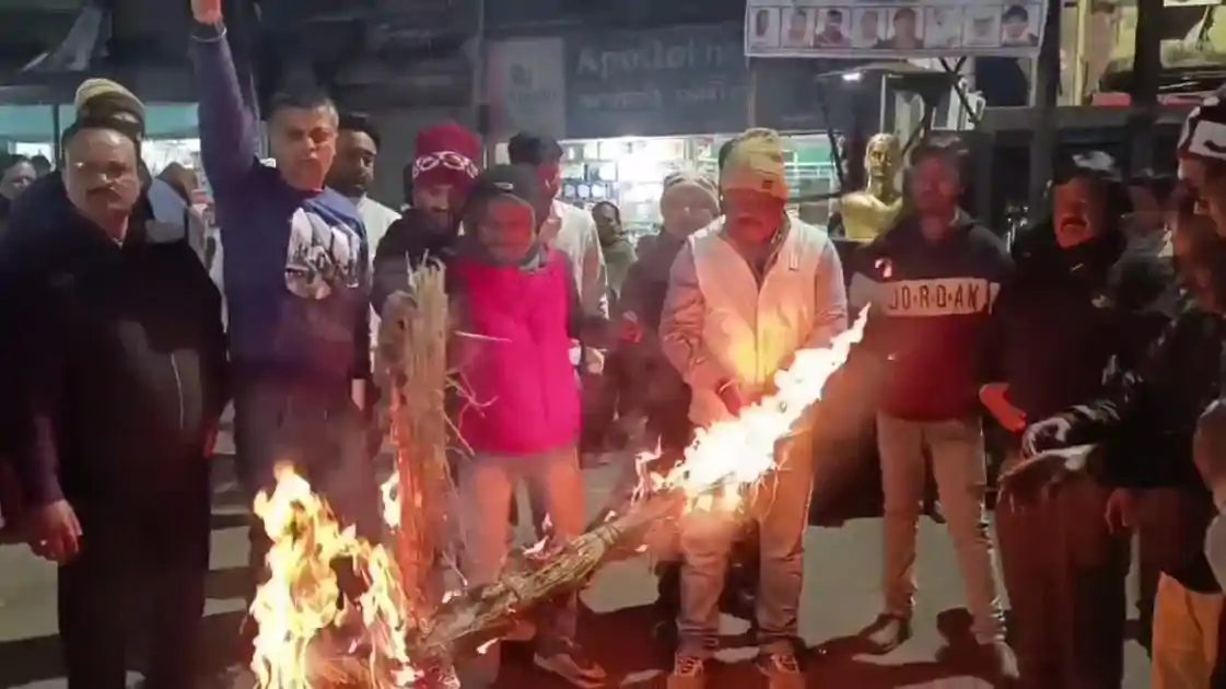 नगर निकाय चुनाव से पहले आरक्षण सूची पर बवाल, धनबाद में चुनाव आयोग के फैसले के खिलाफ सड़कों पर उतरे लोग