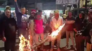 नगर निकाय चुनाव से पहले आरक्षण सूची पर बवाल, धनबाद में चुनाव आयोग के फैसले के खिलाफ सड़कों पर उतरे लोग