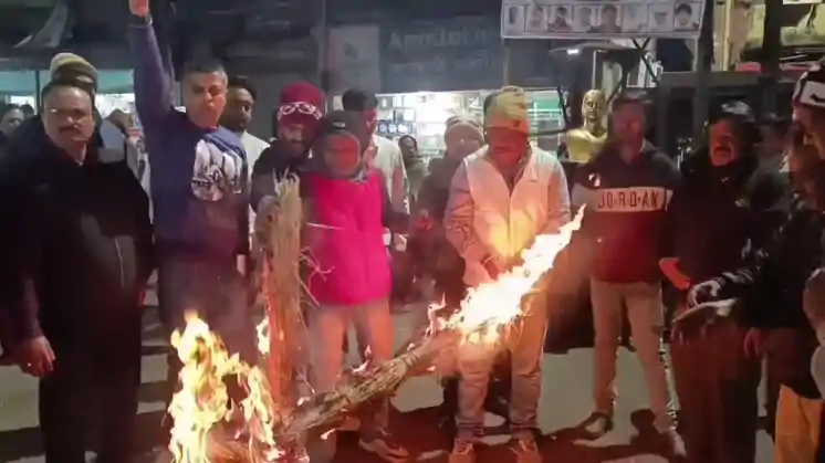 नगर निकाय चुनाव से पहले आरक्षण सूची पर बवाल, धनबाद में चुनाव आयोग के फैसले के खिलाफ सड़कों पर उतरे लोग