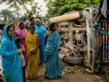 रफ्तार में जा रही बालू लदे हाइवा का टायर हुआ ब्लास्ट, घर पर गाडी पलटने से तीन की मौत