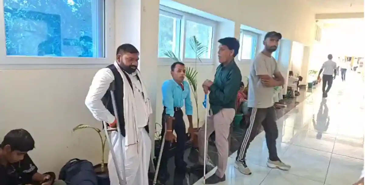कोई ट्राई साइकिल तो कोई पेंशन से वंचित, विभाग से उपेक्षित दर्जनों दिव्यांग पहुंचे डीएम ऑफिस