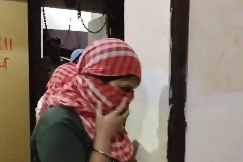 फ्लैट में चल रहा था गंदा धंधा, अलग अलग राज्यों की लडकियां मिली