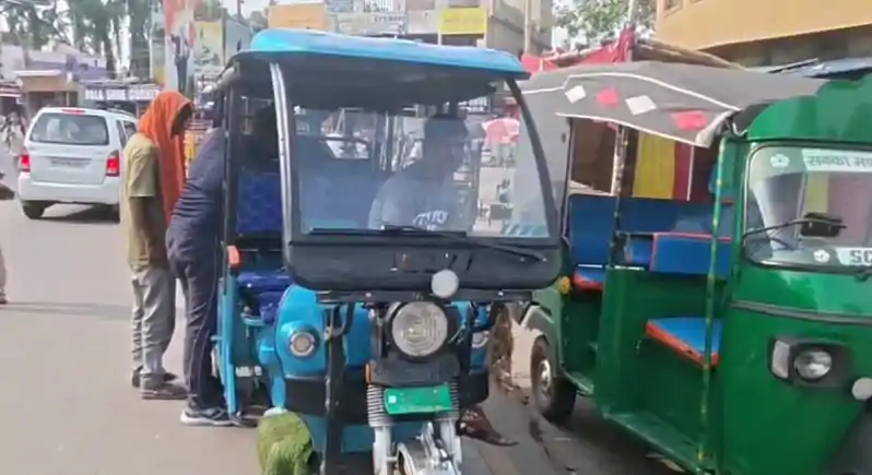 चलती ई-रिक्शा अचानक हो रही बंद! ब्लूटूथ हैकिंग से बढ़ी चालकों की चिंता चलती ई-रिक्शा अचानक हो रही बंद! ब्लूटूथ हैकिंग से बढ़ी चालकों की चिंता
