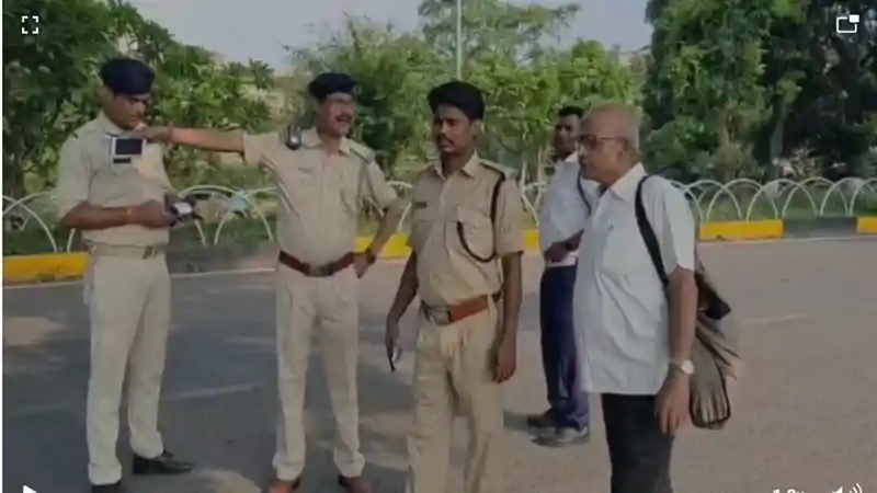 बोकारो: ट्रैफिक पुलिस का बड़ा जांच अभियान, इन चालकों पर गिरी गाज बोकारो: ट्रैफिक पुलिस का बड़ा जांच अभियान, इन चालकों पर गिरी गाज