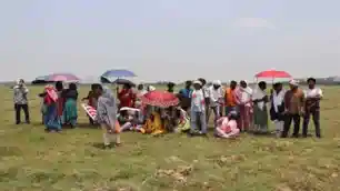 रिम्स-2 के लिए चिन्हित जमीन पर ग्रामीणों का विरोध, खेतों में पहुंचकर गाड़े झंडे
