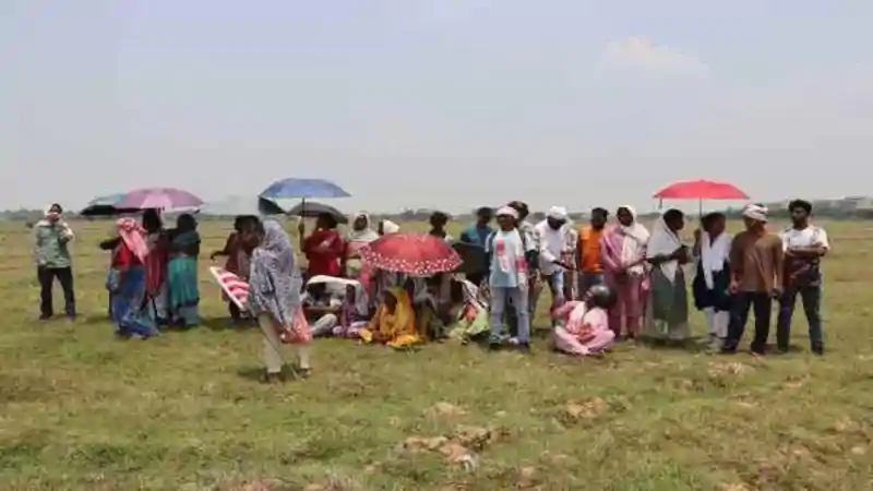 रिम्स-2 के लिए चिन्हित जमीन पर ग्रामीणों का विरोध, खेतों में पहुंचकर गाड़े झंडे रिम्स-2 के लिए चिन्हित जमीन पर ग्रामीणों का विरोध, खेतों में पहुंचकर गाड़े झंडे