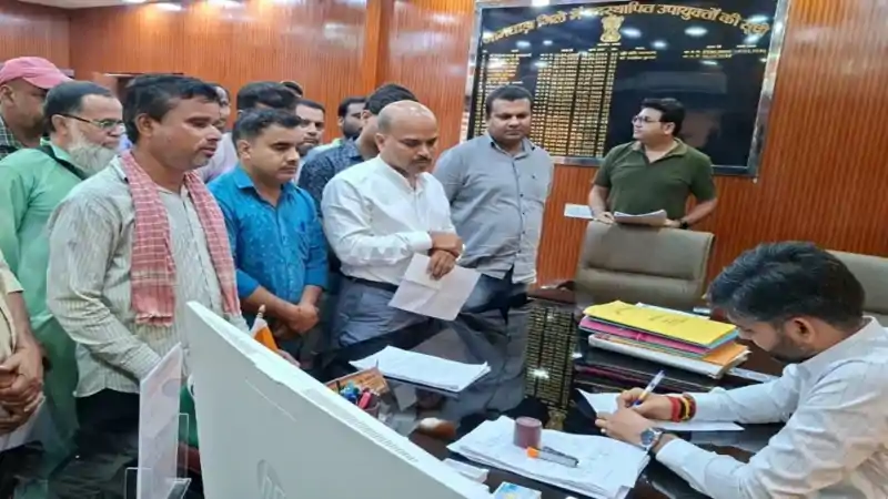 जामताड़ा रेलवे साइडिंग के श्रमिकों ने उठाई आवाज, मजदूरी और सुविधाओं को लेकर डीसी से लगाई गुहार जामताड़ा रेलवे साइडिंग के श्रमिकों ने उठाई आवाज, मजदूरी और सुविधाओं को लेकर डीसी से लगाई गुहार